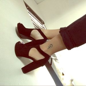 Block heel cut-out heels